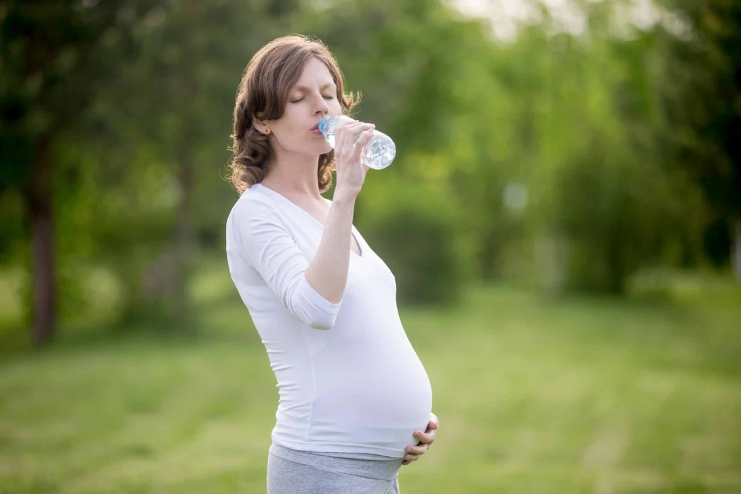 Les femmes enceintes doivent accentuer leur consommation d'eau durant leur grossesse © yanalya, Freepik